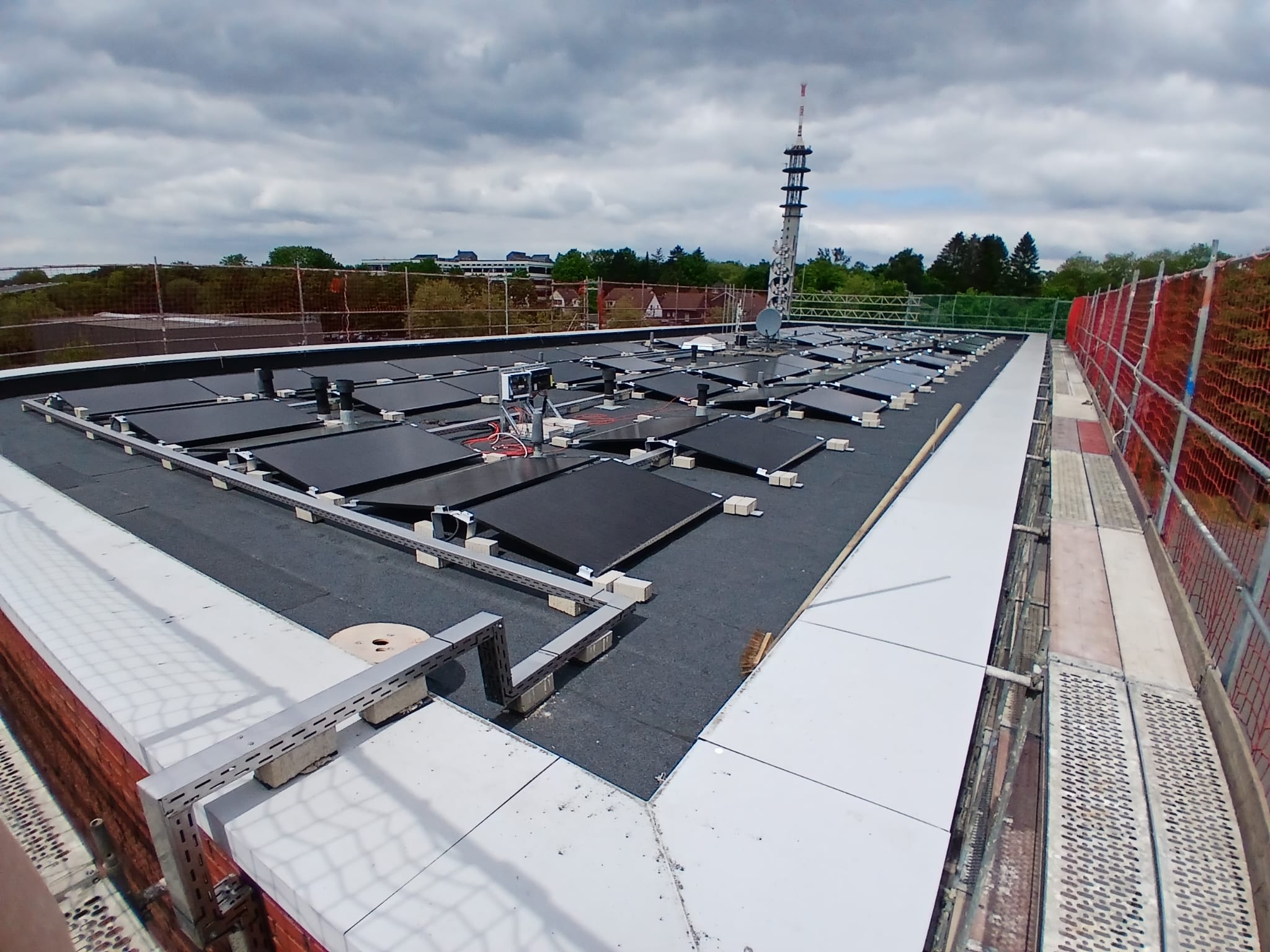 Flachdachanlage im Gewerbebau – Photovoltaik-Montage der Elektrotechnik H.A.K. GmbH
