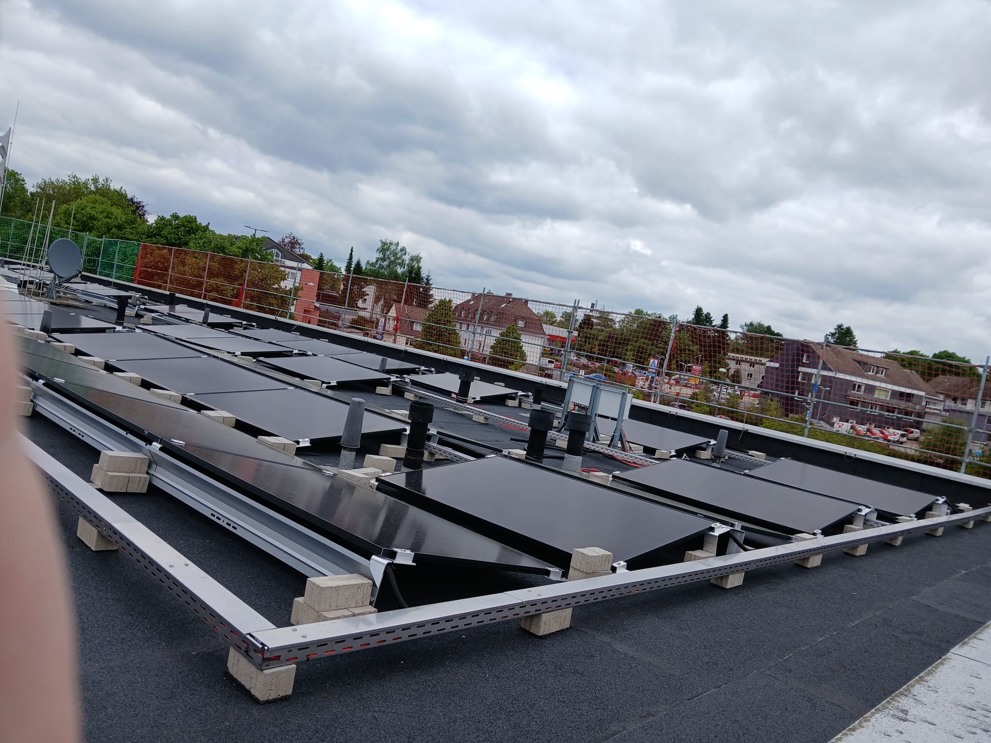 Ballastierte Unterkonstruktion – Photovoltaik-Montage der Elektrotechnik H.A.K. GmbH