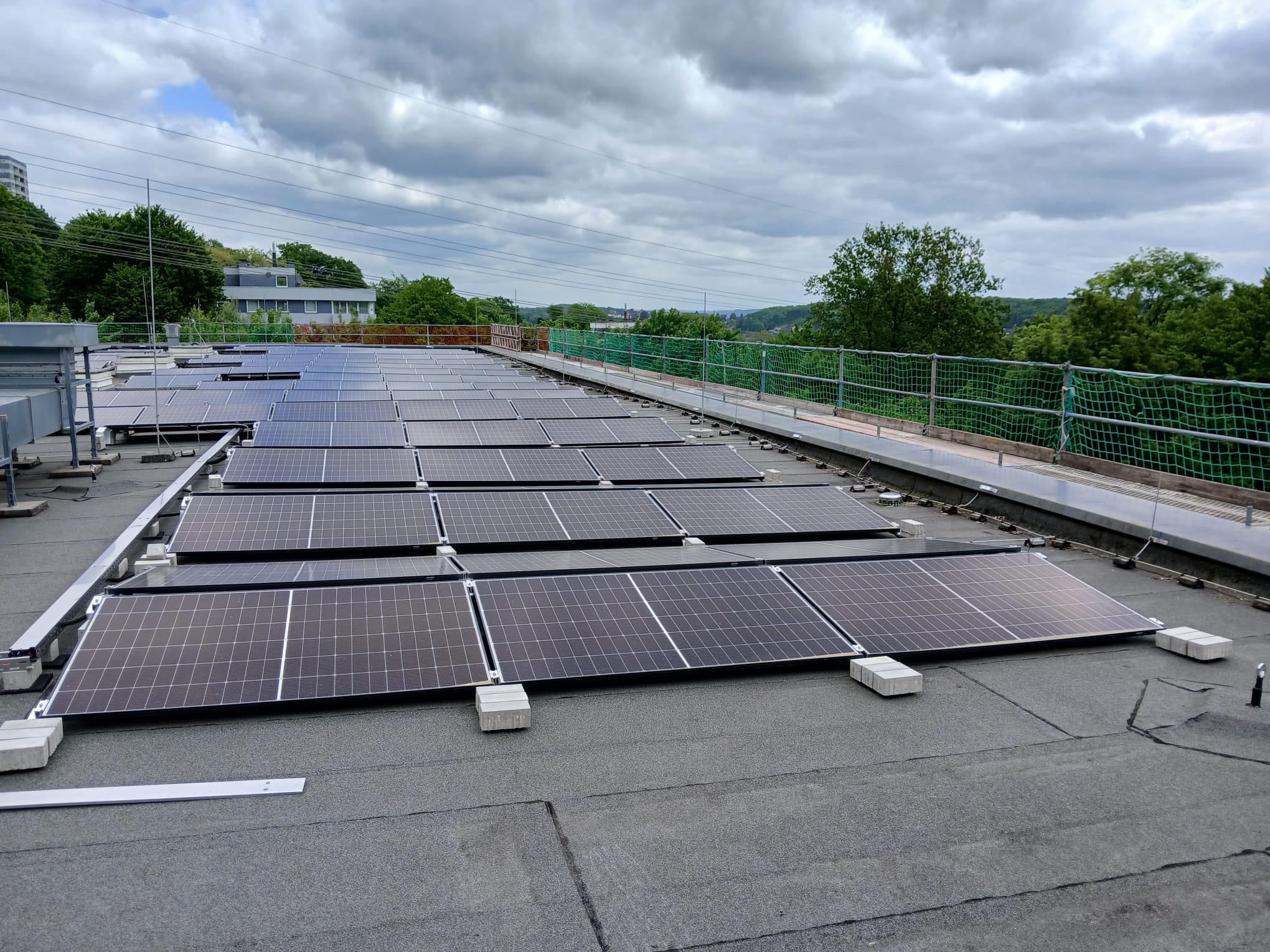 Vollflächige Belegung – Photovoltaik-Montage der Elektrotechnik H.A.K. GmbH
