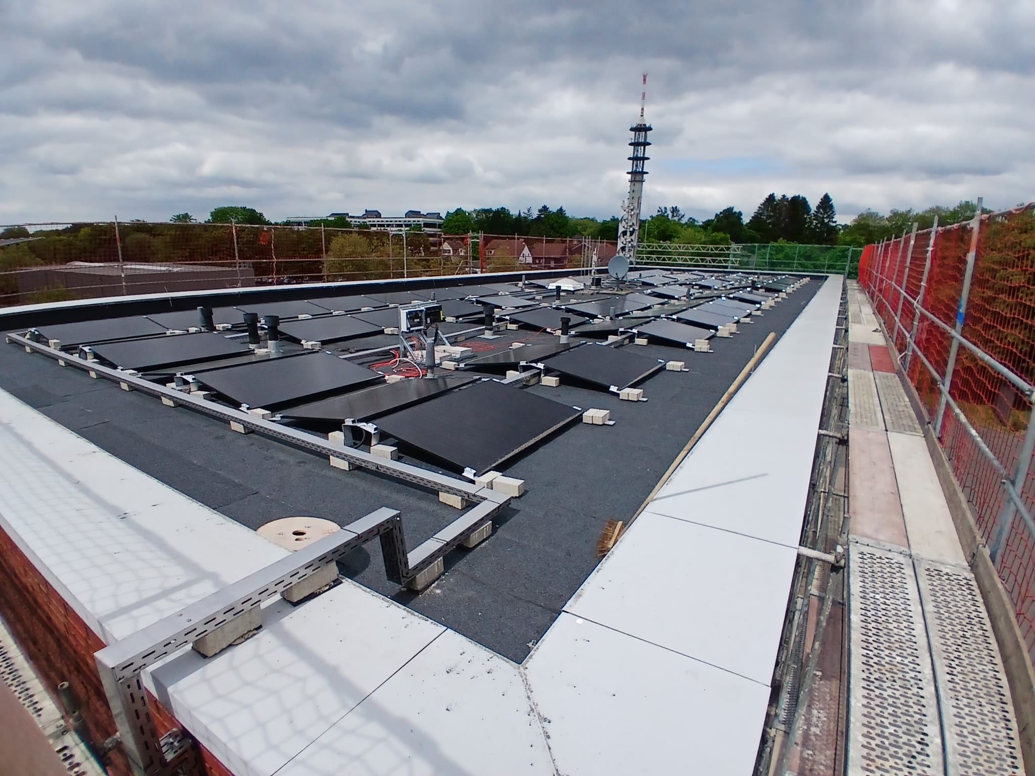 Wechselrichter und Verteilung – Photovoltaik-Montage der Elektrotechnik H.A.K. GmbH