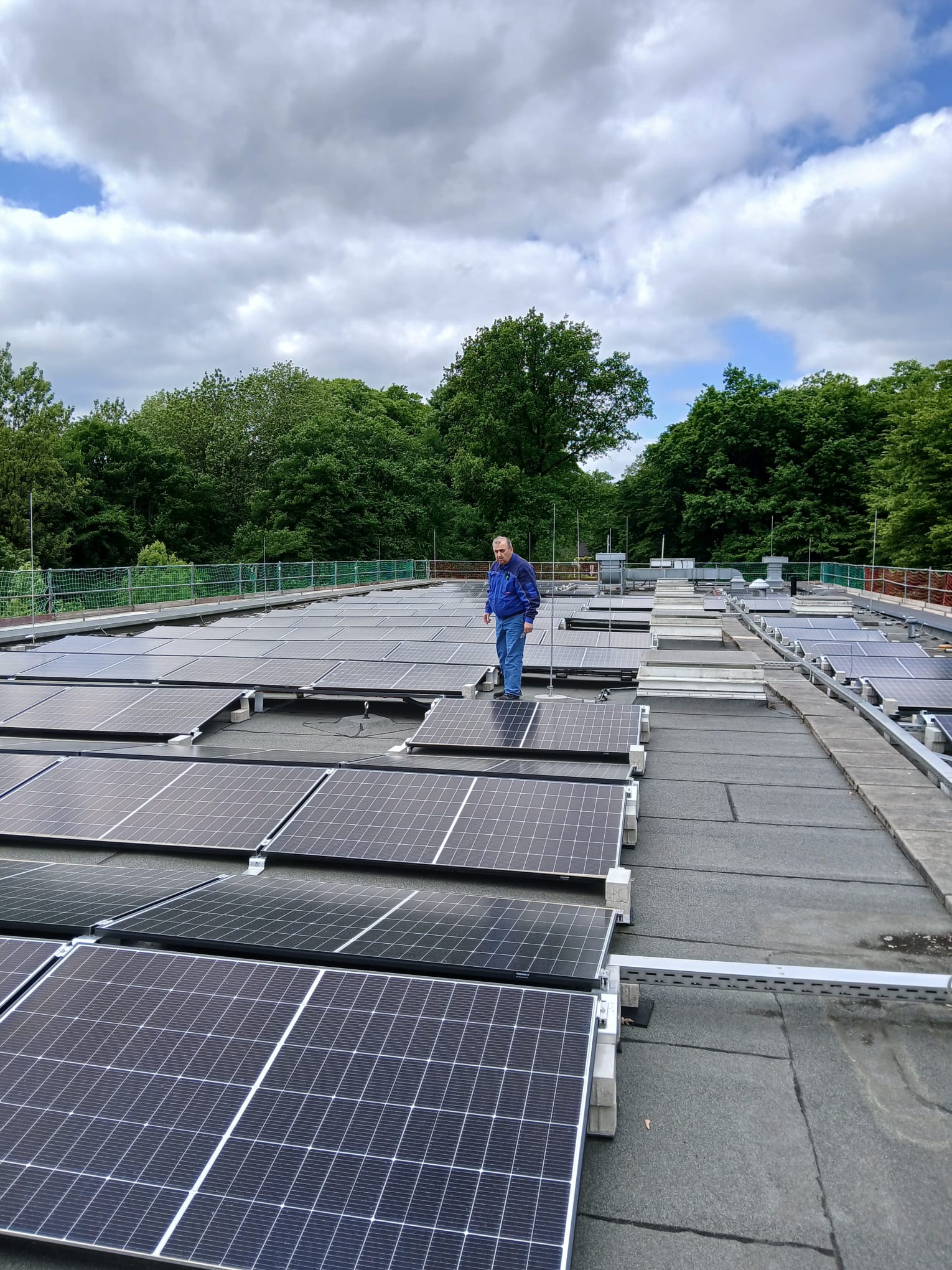 Arbeiten im laufenden Betrieb – Photovoltaik-Montage der Elektrotechnik H.A.K. GmbH